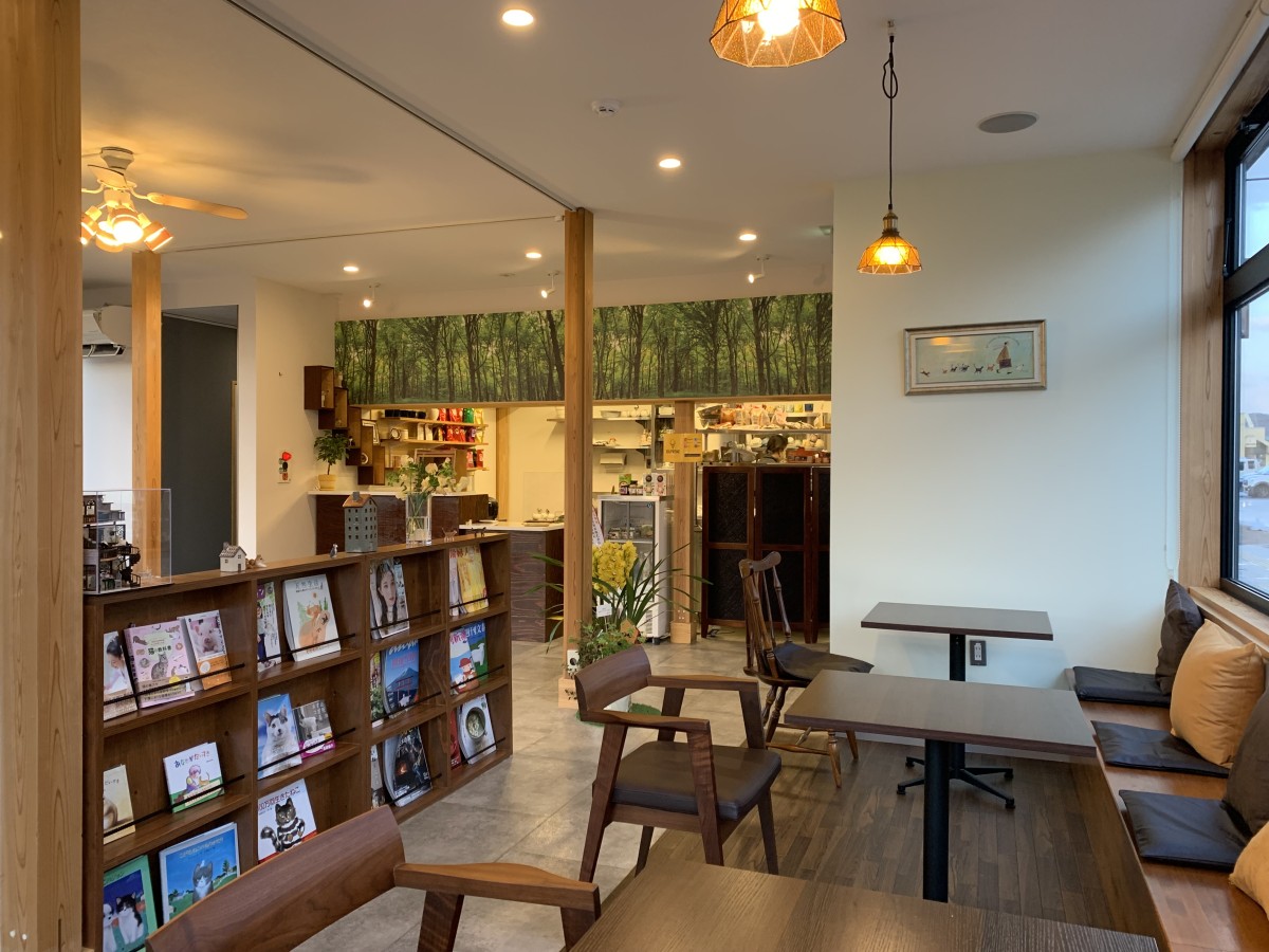 島根県雲南市三刀屋町の複合施設「コトリエット」にオープンしたブックカフェ『コタ』の店内