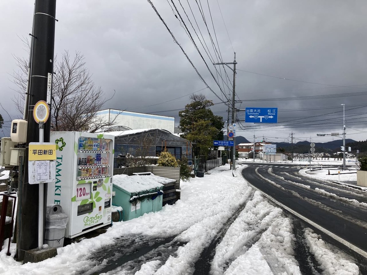 出雲市平田町にあるバス停のおやつ自販機