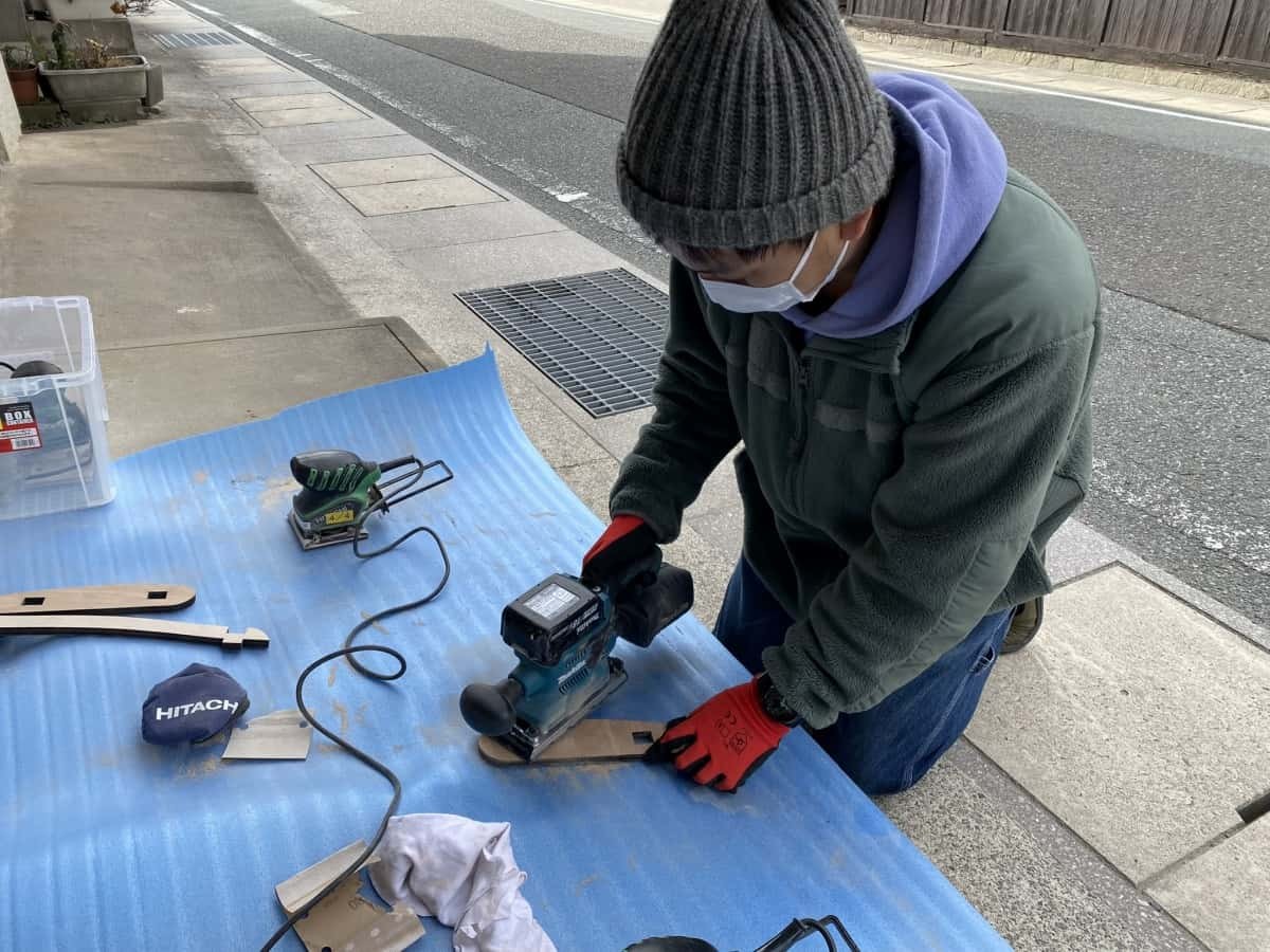 島根県江津市都野津町で開催された古民家カフェワークショップ「つのづリノベーション」で作業する編集部いしやん