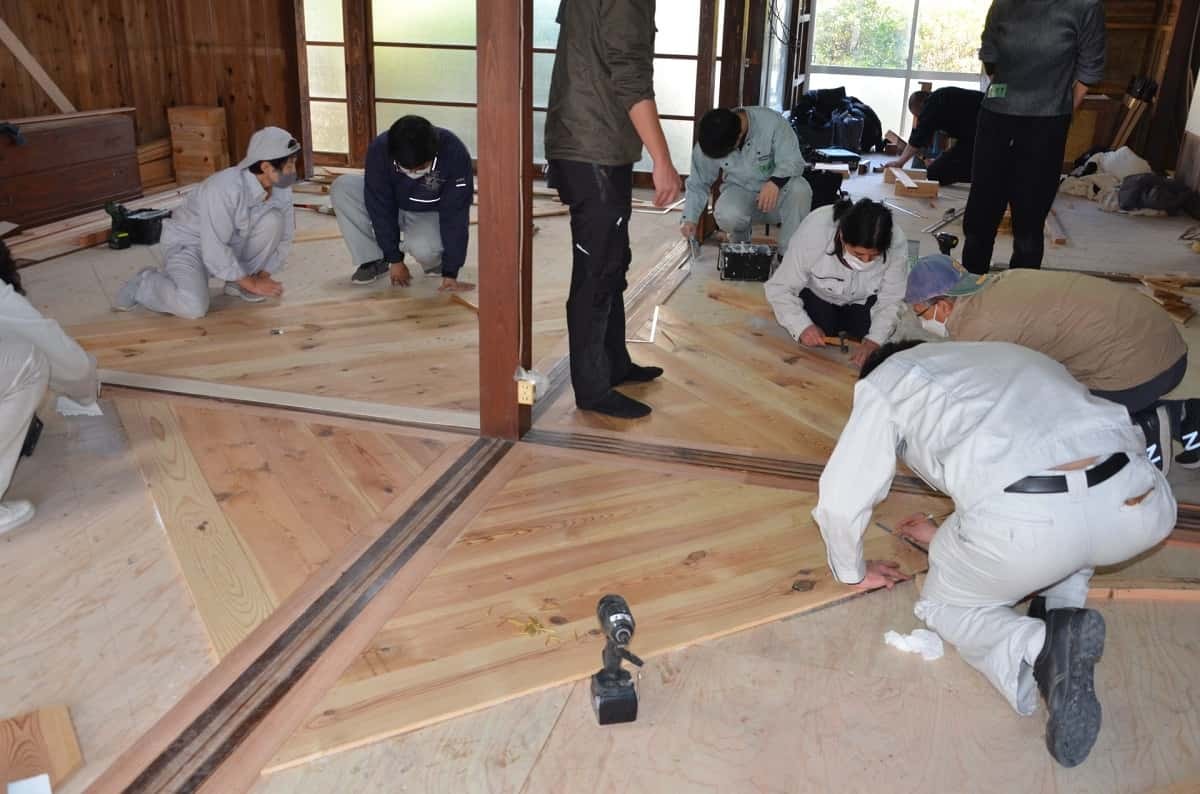 島根県江津市都野津町で開催された古民家カフェワークショップ「つのづリノベーション」の会場の様子