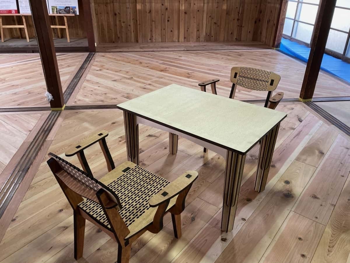 島根県江津市都野津町で開催された古民家カフェワークショップ「つのづリノベーション」で制作したイスとテーブル