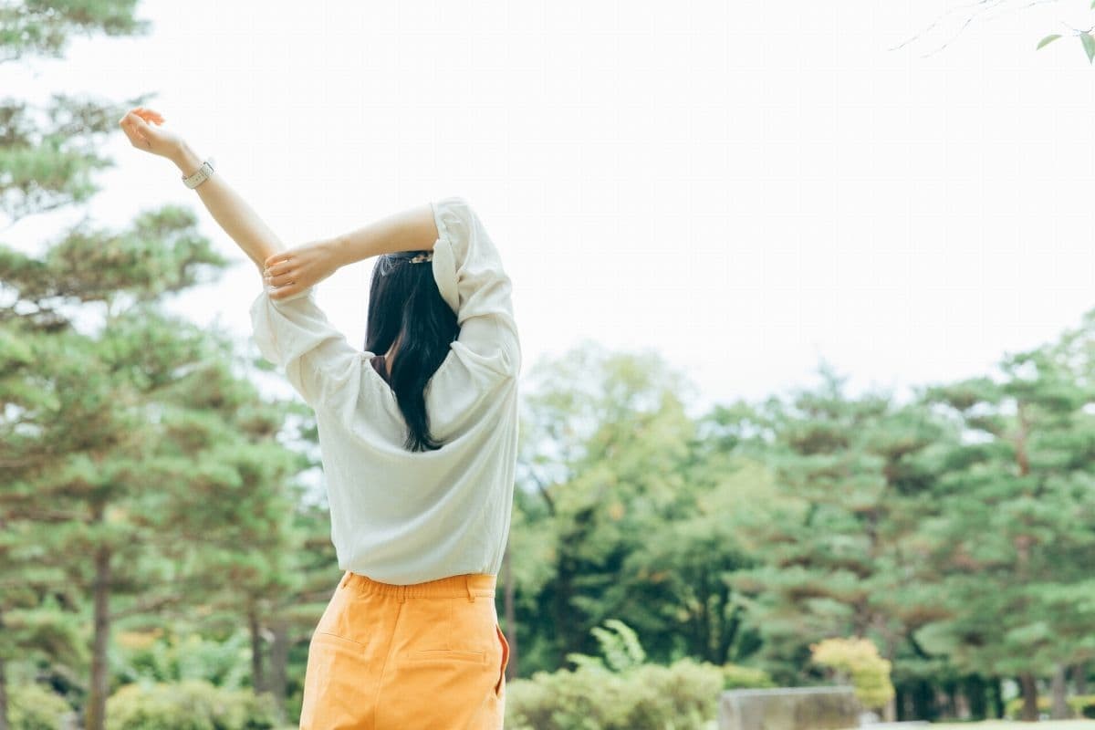 伸びをする女性