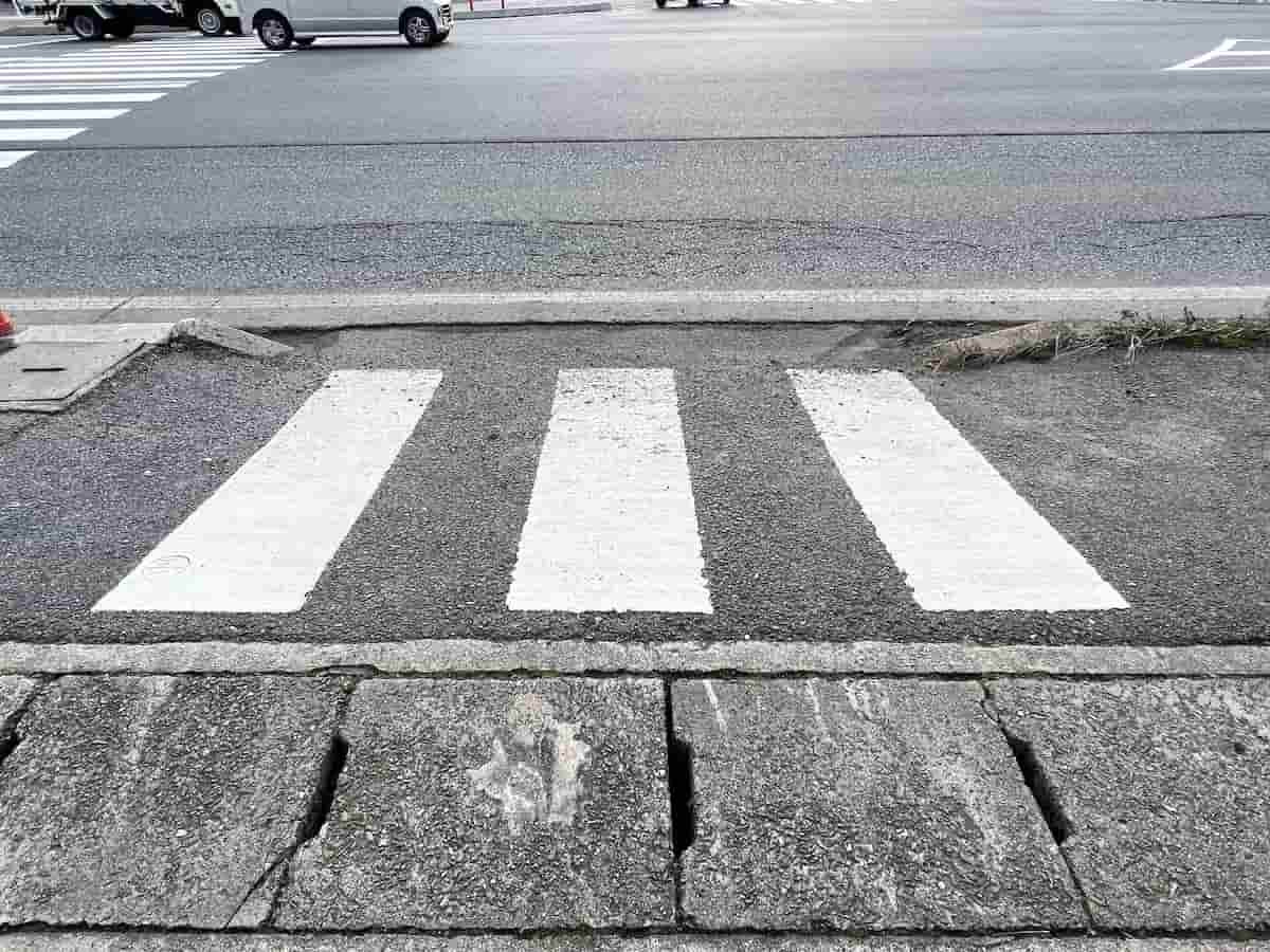 鳥取県米子市の外浜産業道路にある短い横断歩道