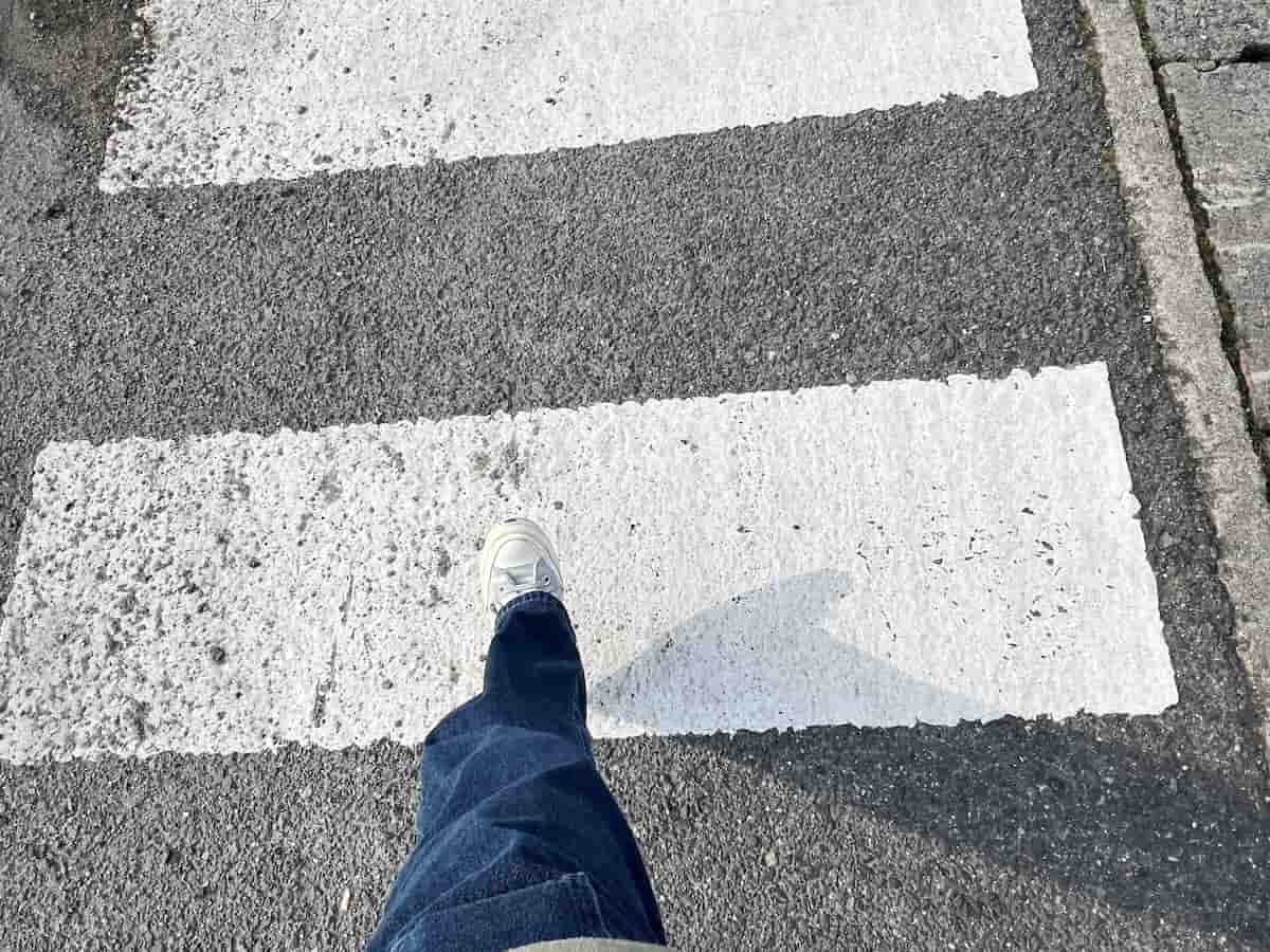 鳥取県米子市の外浜産業道路にある短い横断歩道の長さを測る様子