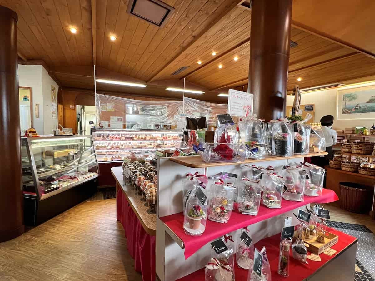 島根県益田市にある『リバティ洋菓子店』の内観