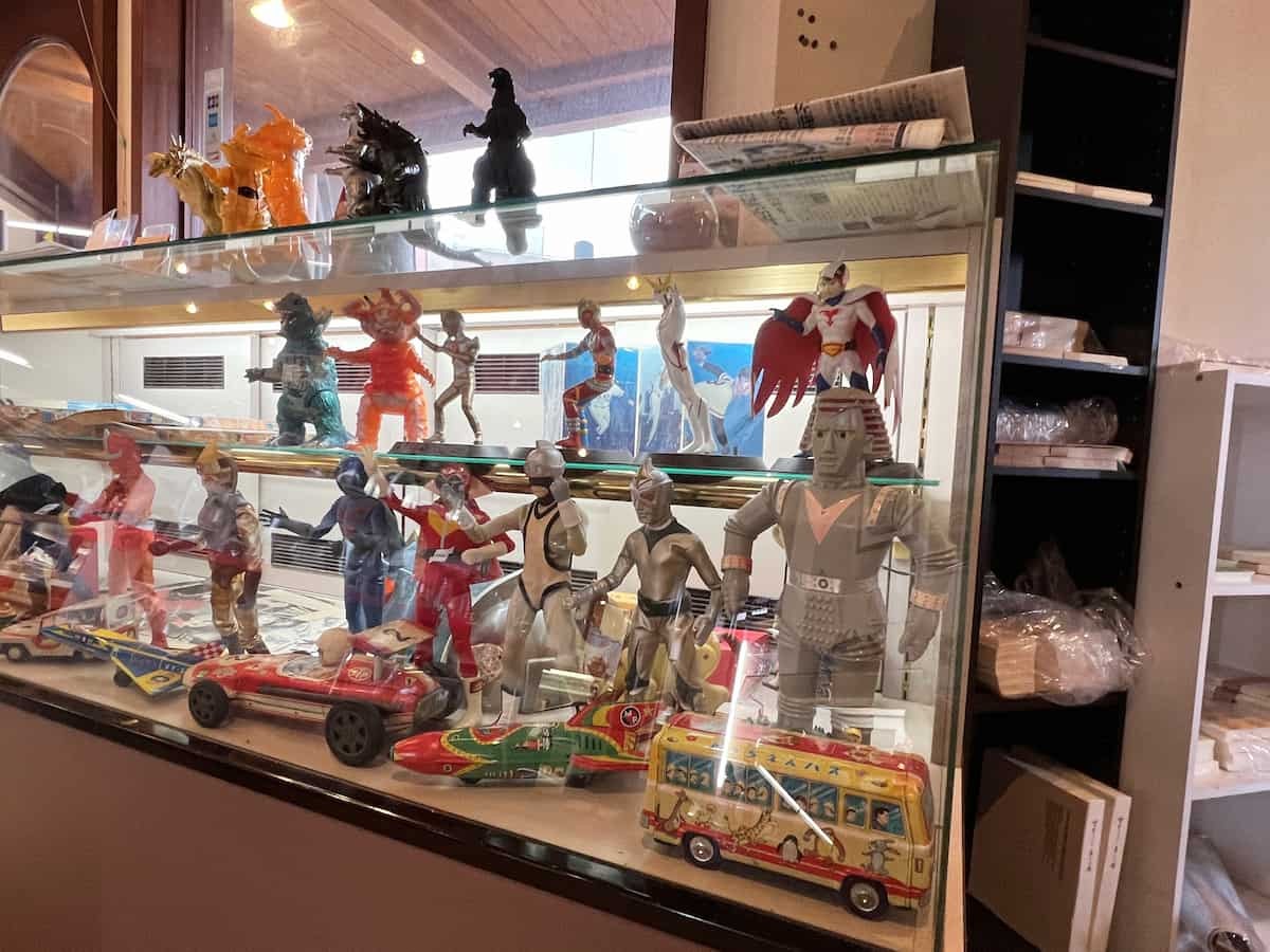 島根県益田市の『リバティ洋菓子店』に並ぶヒーローコレクション