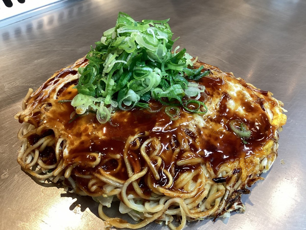 島根県松江市の鉄板焼き専門店『鉄板焼き たぬき隠れ』の広島風お好み焼き