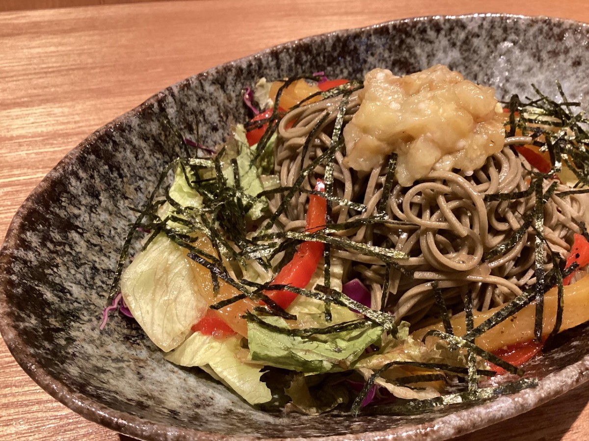 島根県松江市の鉄板焼き専門店『鉄板焼き たぬき隠れ』の茶そばのサラダ