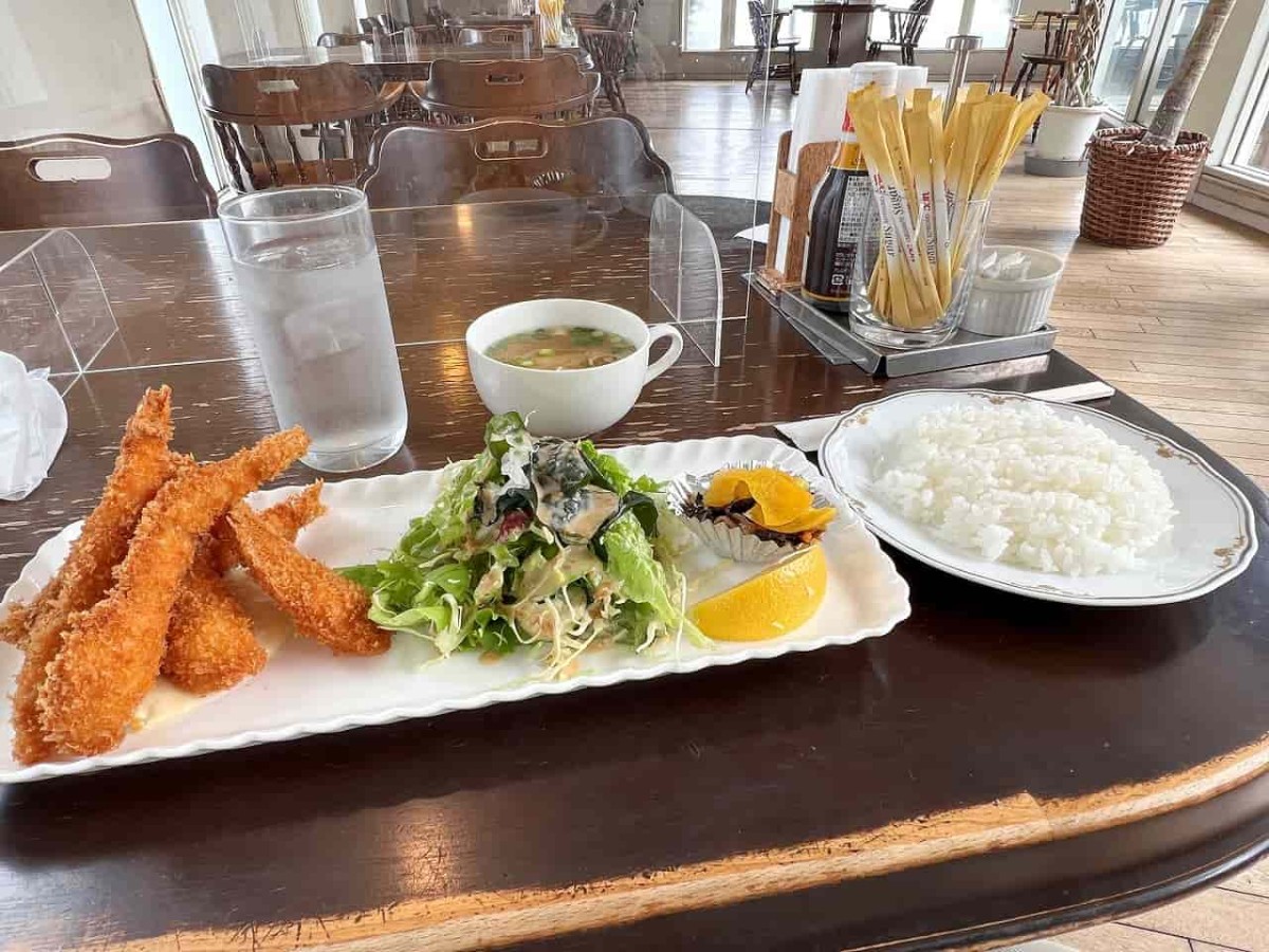 鳥取県米子市にある『米仙堂モナムール店』の「エビフライランチ」