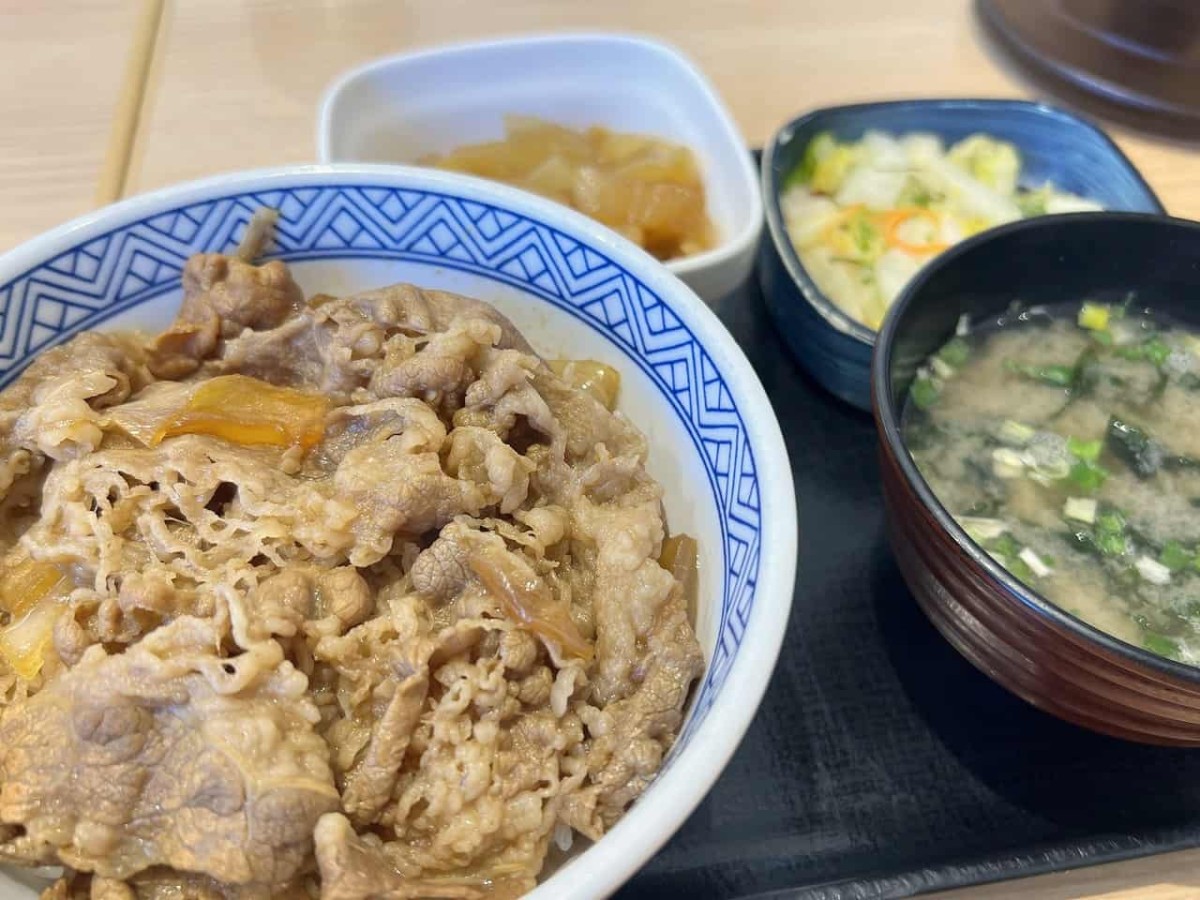 『吉野家』で食べれる牛丼（ねぎだく）とお新香セット