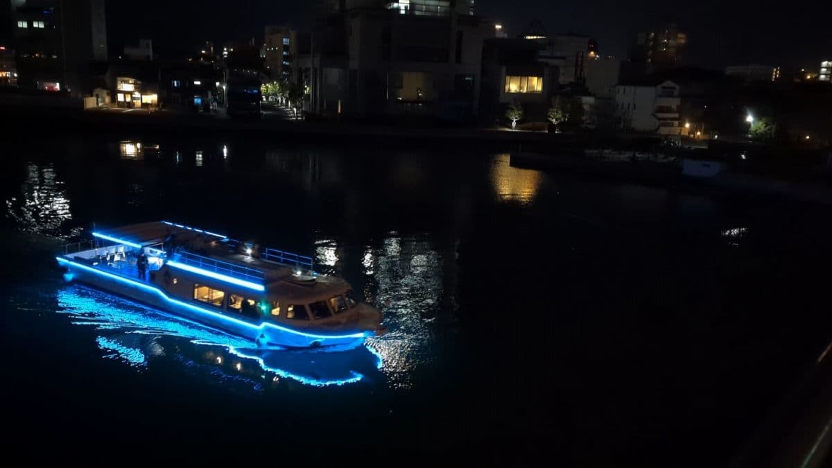 松江市の宍道湖を遊覧するクルーズ船「はくちょう号」
