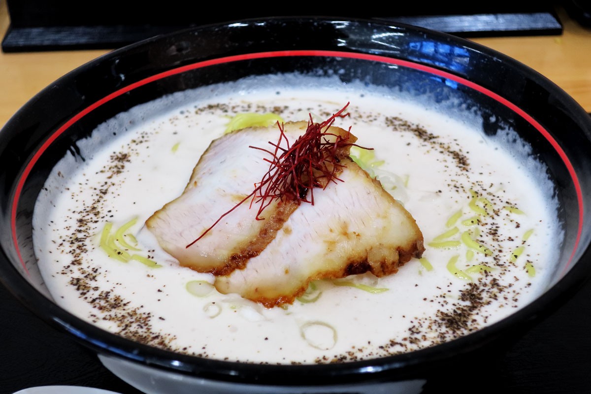 鳥取県日吉津村の人気ラーメン店『牛骨ラーメン だいざん』の「牛骨白湯ラーメン」