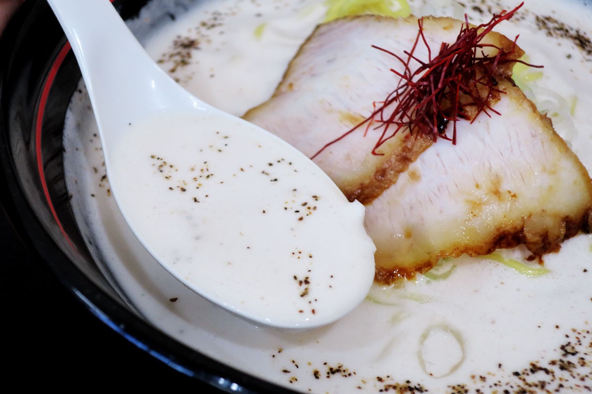 鳥取県日吉津村の人気ラーメン店『牛骨ラーメン だいざん』の「牛骨白湯ラーメン」