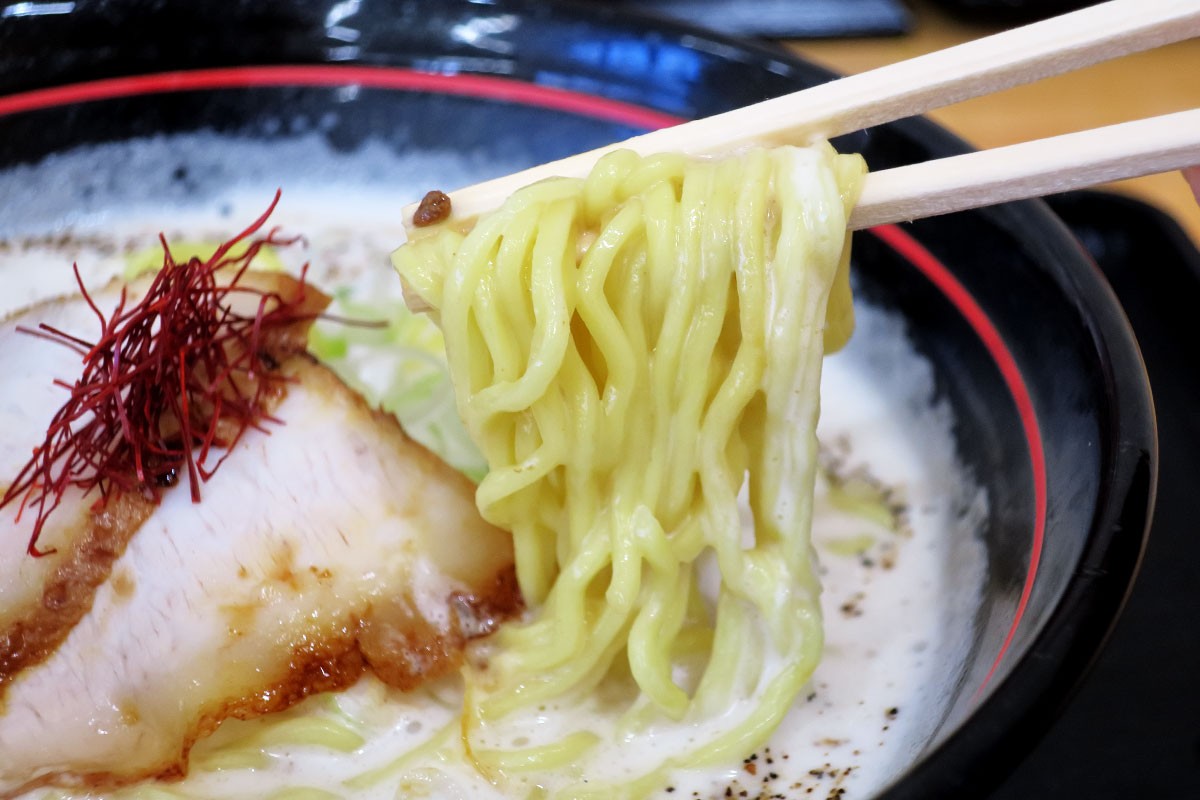 鳥取県日吉津村の人気ラーメン店『牛骨ラーメン だいざん』の「牛骨白湯ラーメン」