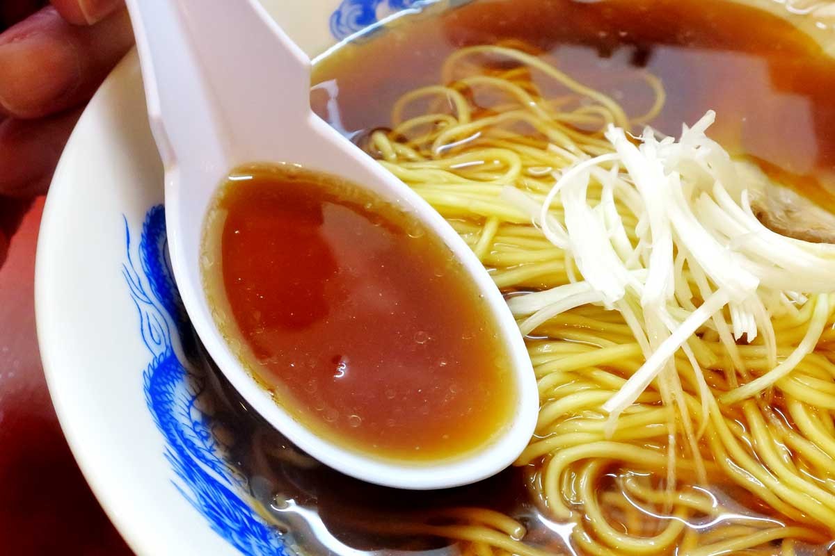 島根県江津市のカフェバー『花鳥風月』の「煮干し醤油ラーメン」