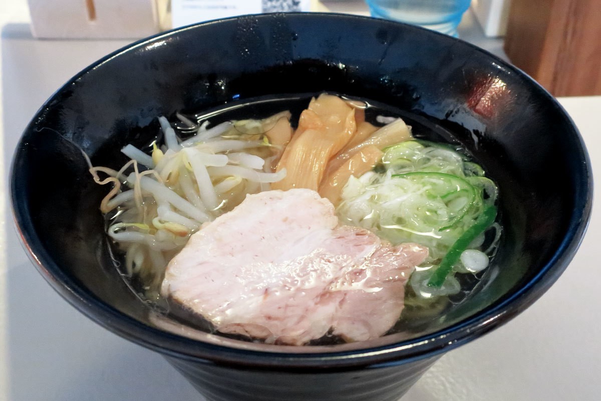 米子市米原にあるラーメン店『ラーメンおたま』の「牛骨出汁ラーメン」