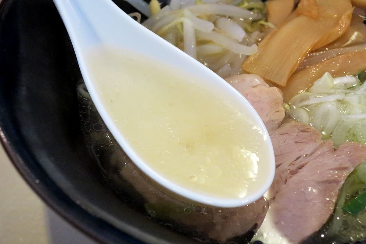 米子市米原にあるラーメン店『ラーメンおたま』の「牛骨出汁ラーメン」
