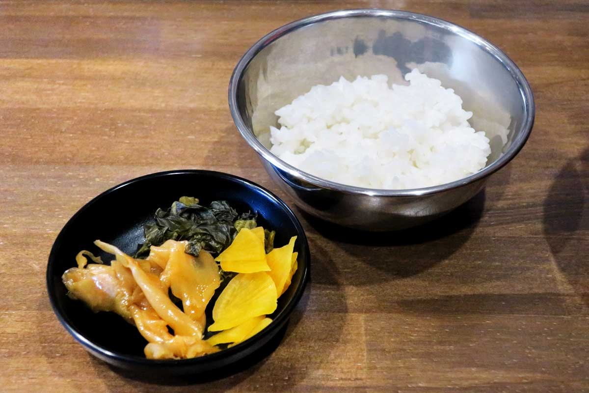 米子市万能町の担担麺専門店『汁なし担担麺 階杉 米子店』の漬物とご飯