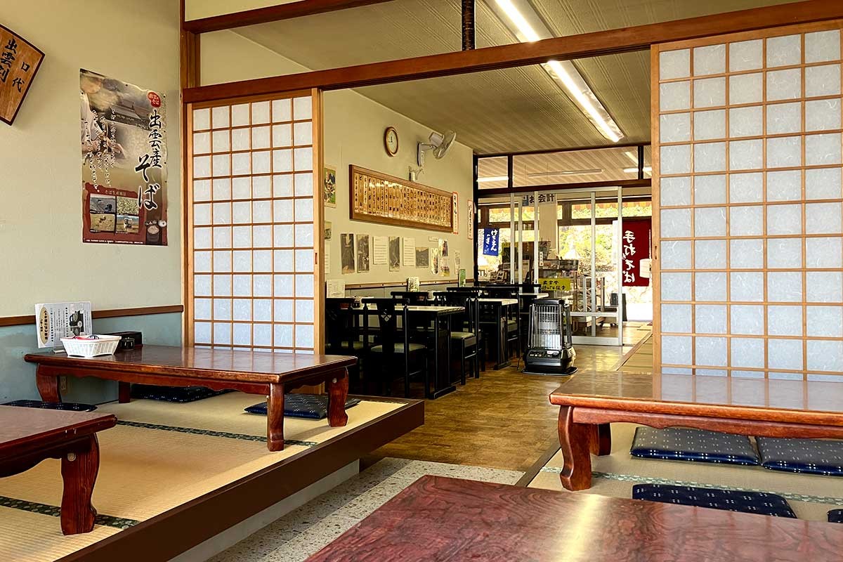 島根県出雲市の古刹『一畑薬師』の門前に立つ『出雲そば もんぜん』の店内