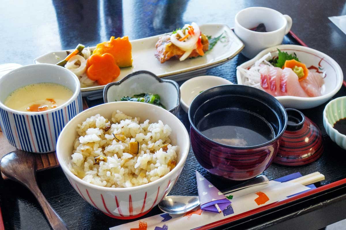 松江市島根町の『お食事処なぎさ』のサザエご飯定食