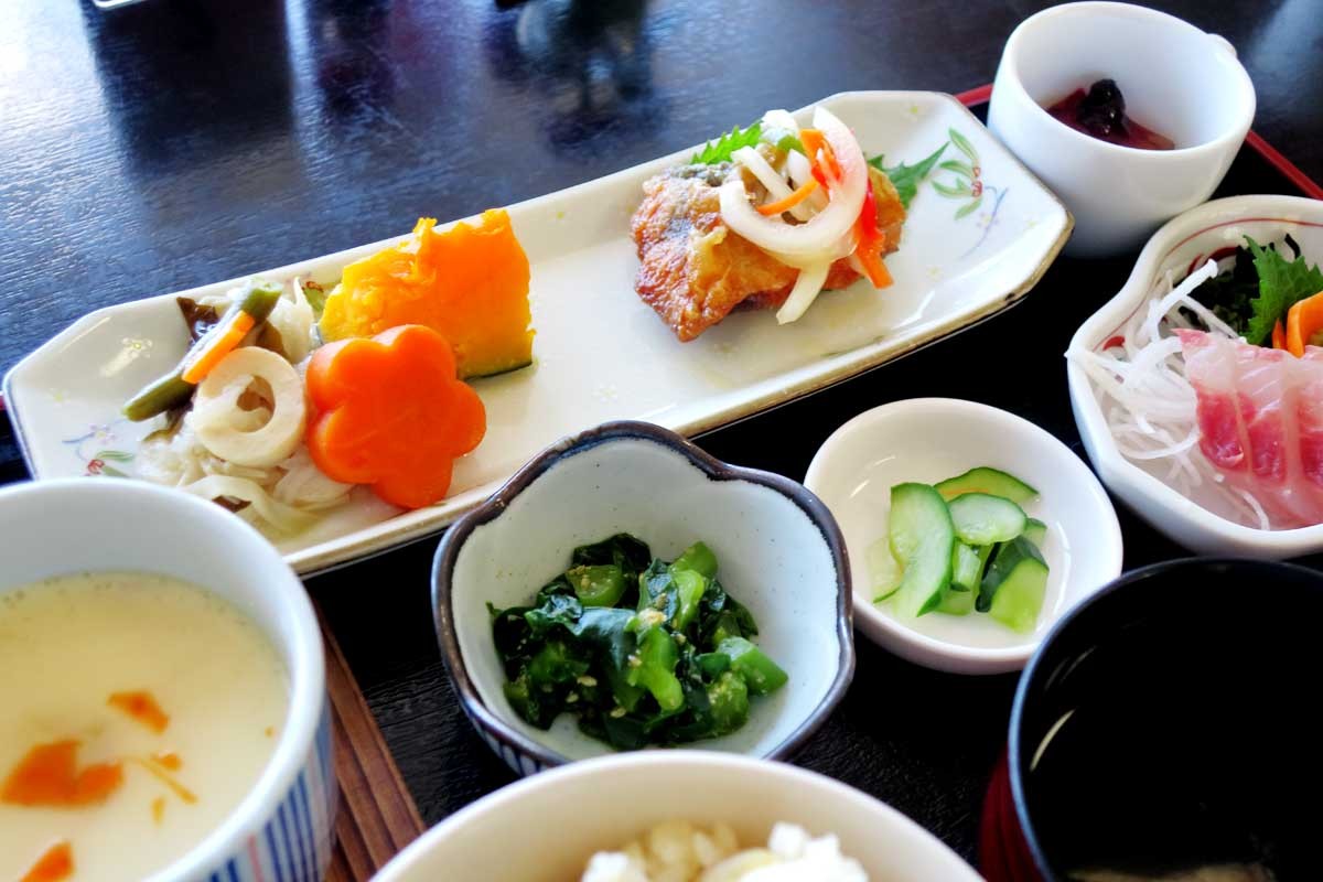 松江市島根町の『お食事処なぎさ』のサザエご飯定食