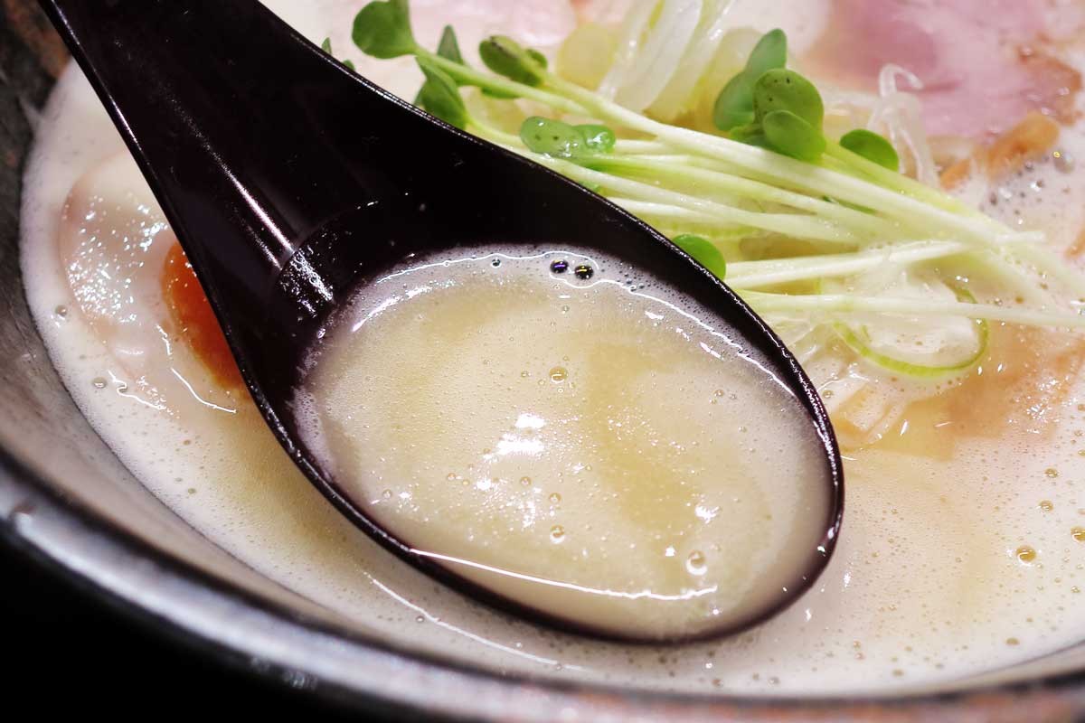島根県雲南市のラーメン店『多納屋noods さぶろく』の「鶏白湯ラーメン」