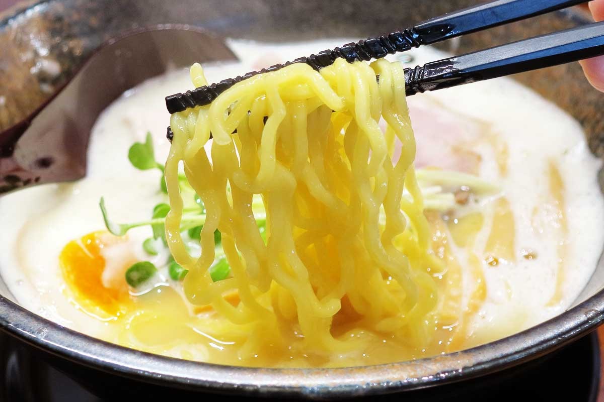 島根県雲南市のラーメン店『多納屋noods さぶろく』の「鶏白湯ラーメン」