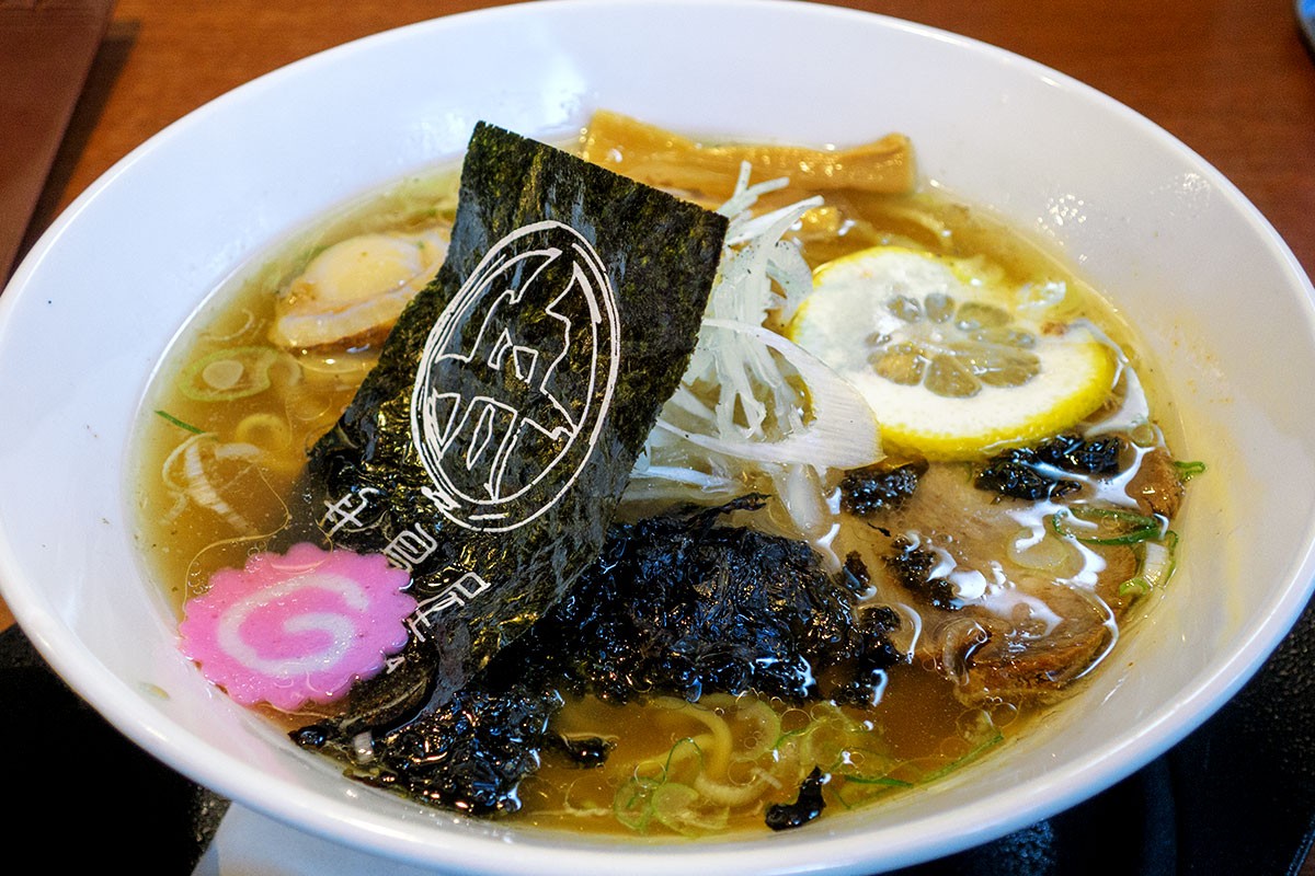 島根県出雲市の中華料理店『中華飯店 一華』の「ホタテ牛骨の柑橘塩ラーメン」