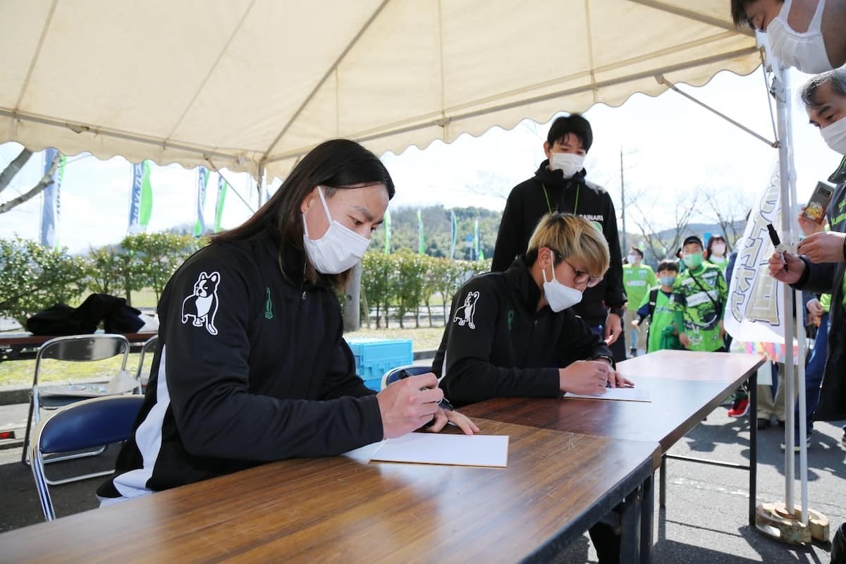 鳥取県のプロサッカークラブ「ガイナーレ鳥取」選手サイン会の様子