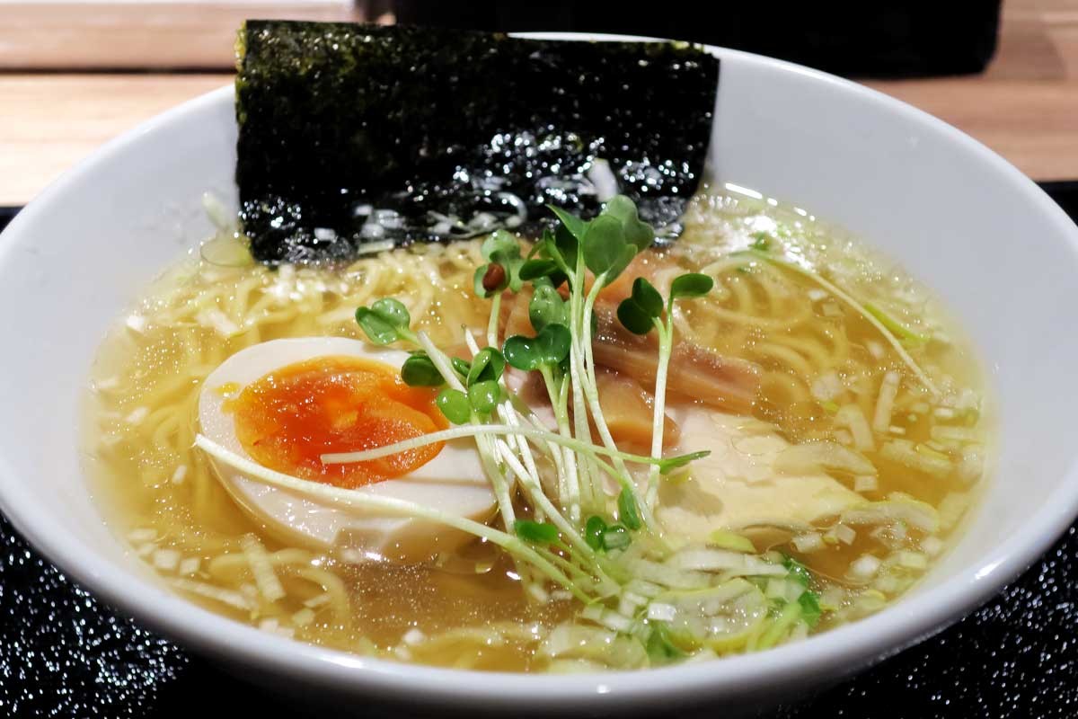 鳥取県境港市の鶏料理専門店『若鳥焼 あおみどり』の中華そば（塩）