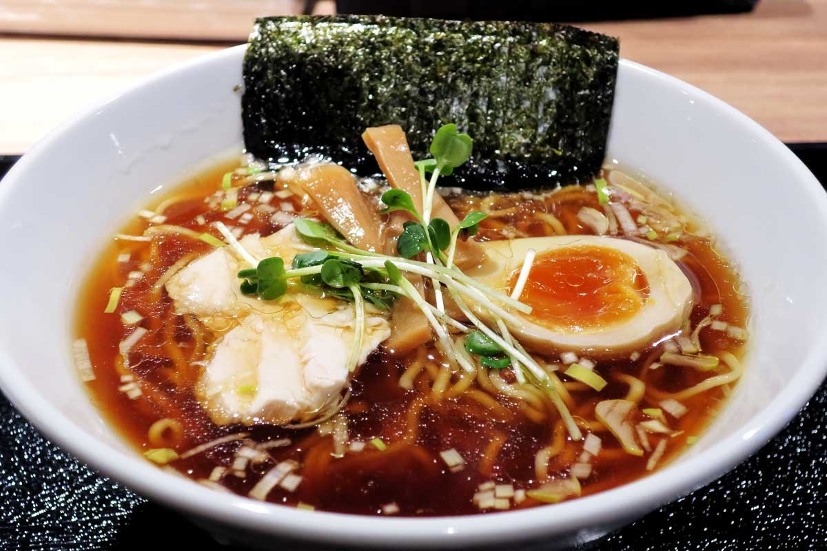 鳥取県境港市の鶏料理専門店『若鳥焼 あおみどり』の中華そば（醤油）