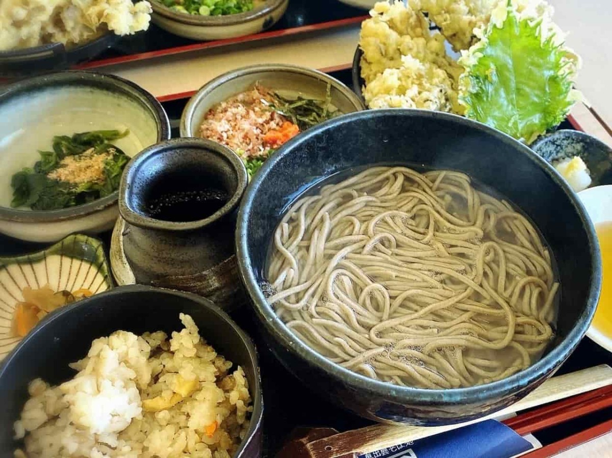 島根県松江市にある『奥出雲そば処 一福 松江一畑店』の「舞茸天ぷらそば定食」