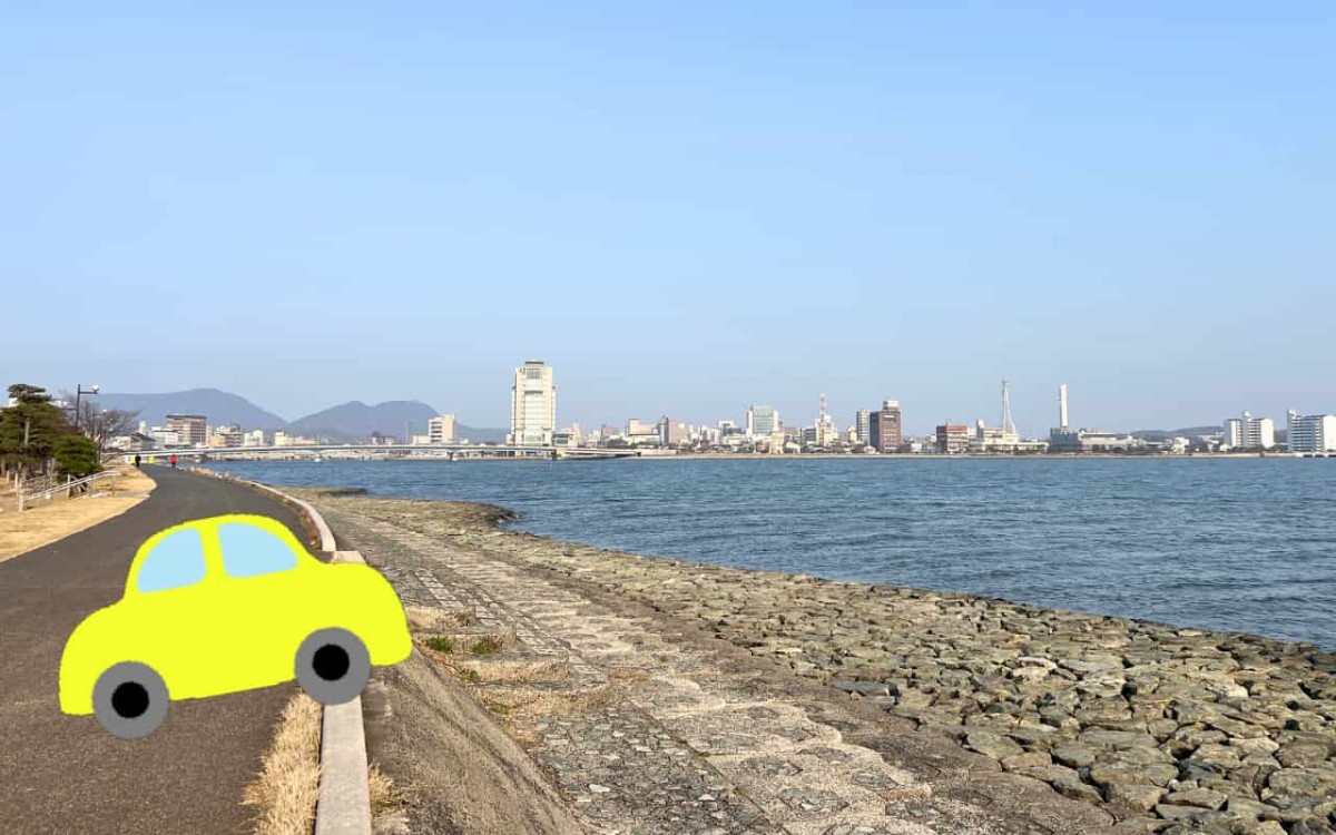 宍道湖沿いを走る黄色い車のイメージ