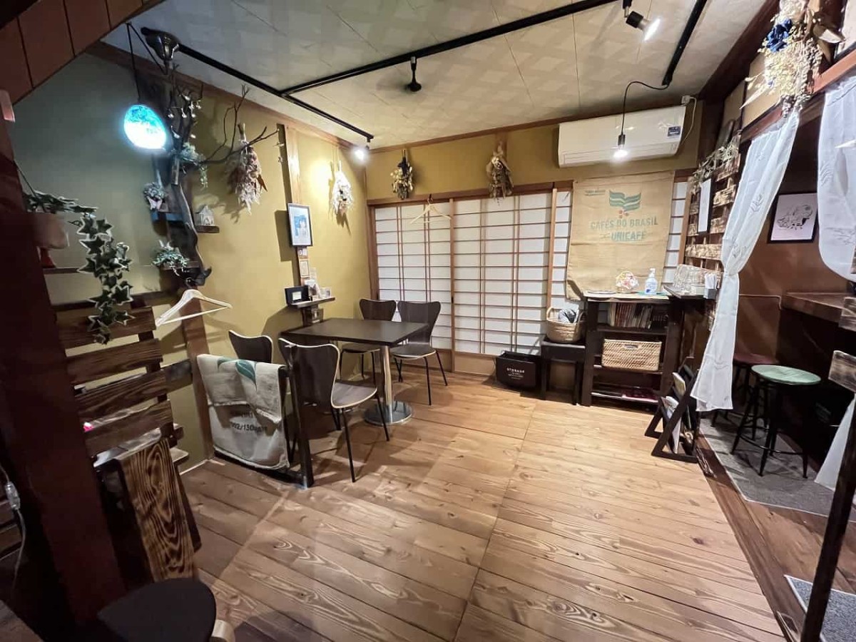 島根県出雲市にあるカフェ『coffeestand李庵』のテーブル席