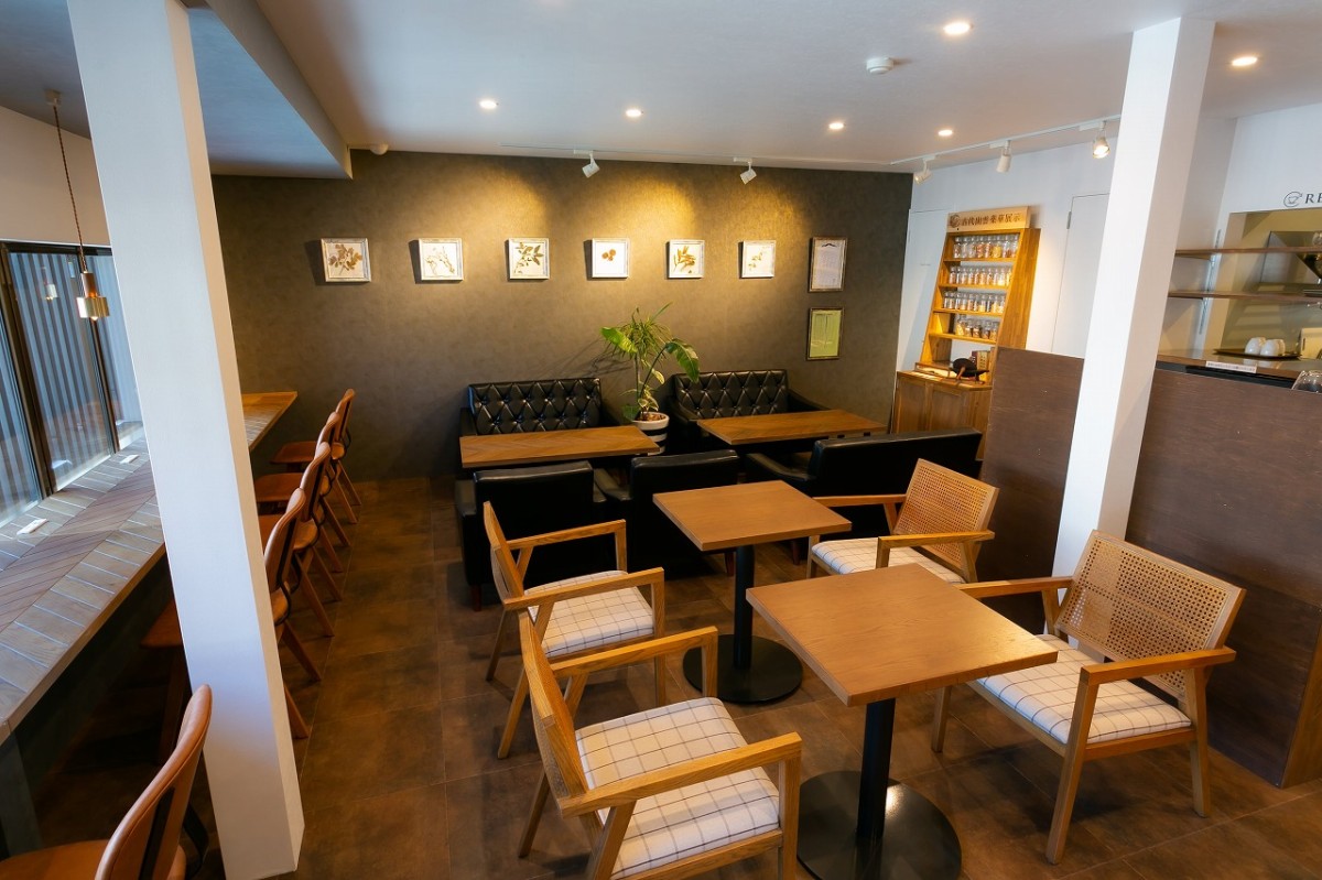 島根県出雲市大社町にあるカフェ『THE GIFT IZUMO』の店内の様子
