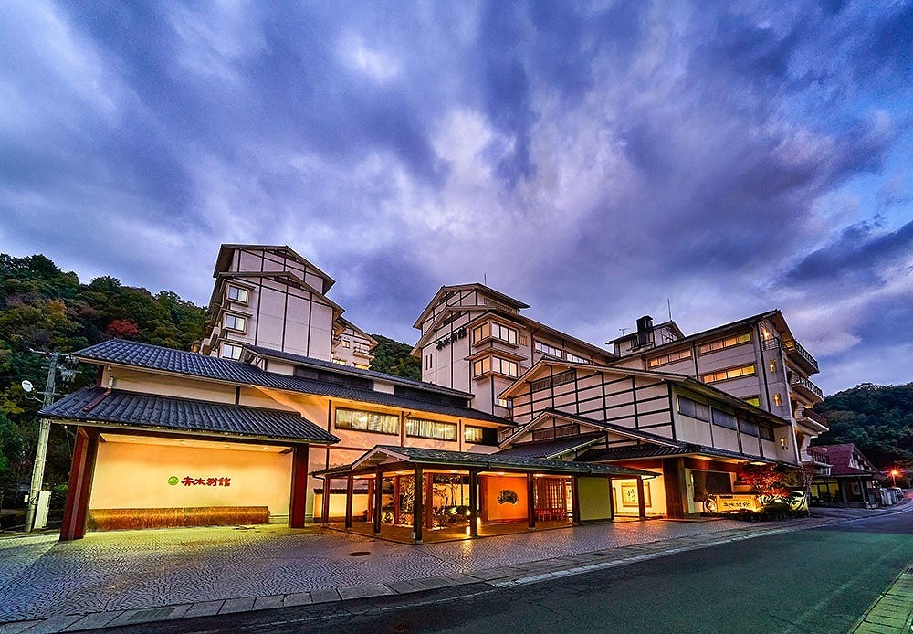 鳥取県東伯郡三朝町にある『三朝温泉湯快リゾートプレミアム斉木別館』の外観