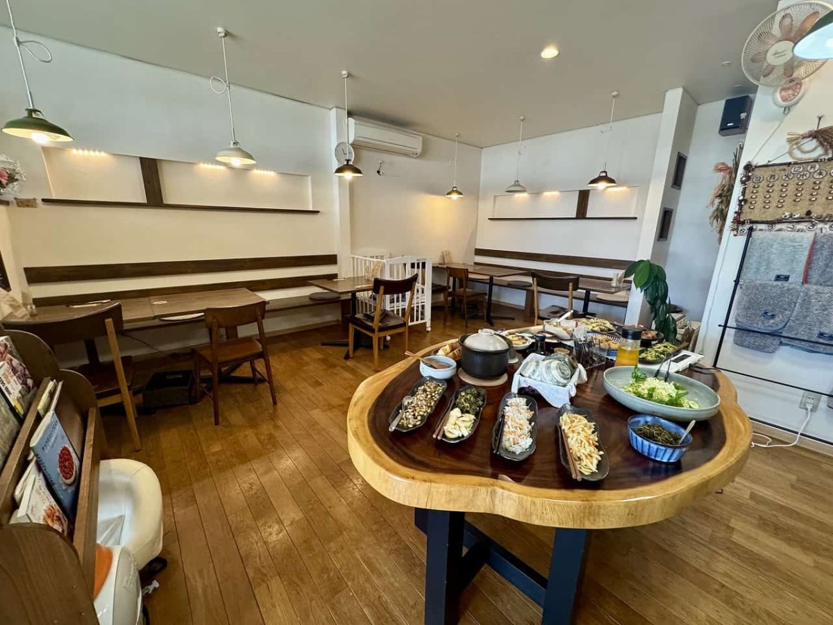 島根県出雲市大社町にあるカフェ『ちまひか』の店内の様子