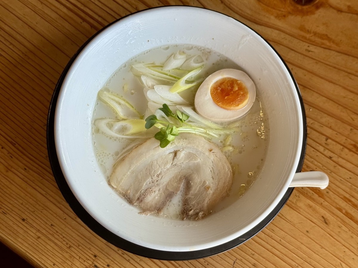 米子市錦町にあるラーメン店『横浜家系ラーメン吉岡家 米子錦町店』で味わえる「ぎゅうぎゅうラーメン」