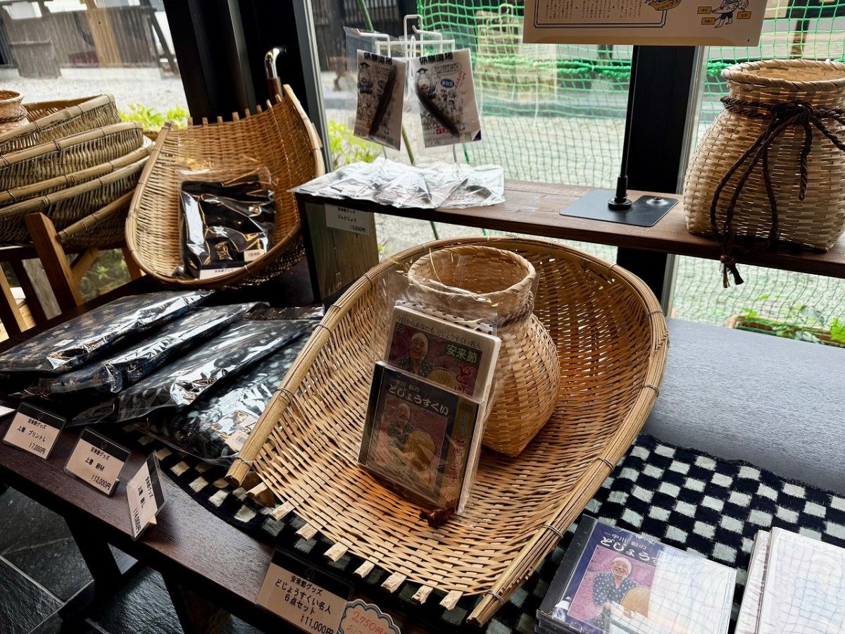 島根県安来市にある『安来節演芸館』のお土産ショップ