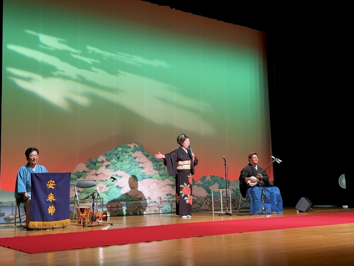 島根県安来市にある『安来節演芸館』の公演の様子