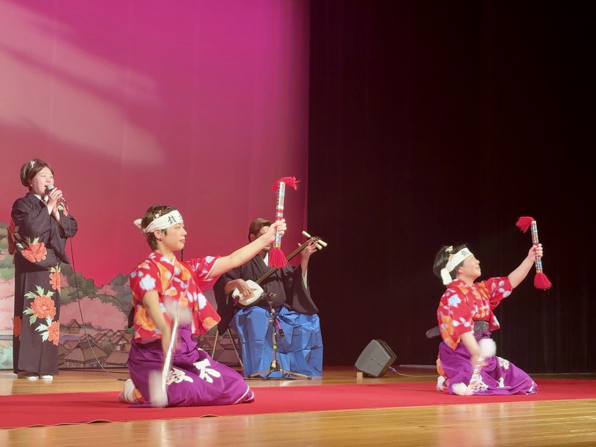 島根県安来市にある『安来節演芸館』の公演の様子