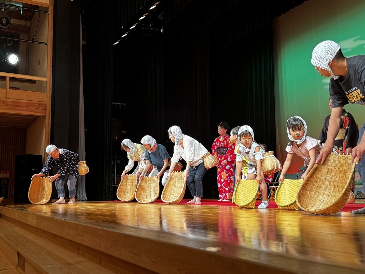 島根県安来市にある『安来節演芸館』の公演の様子