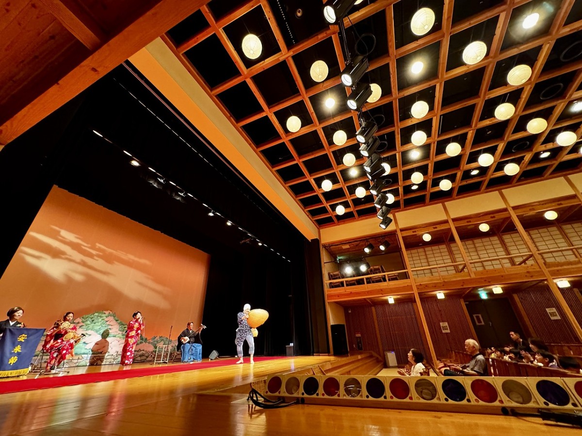 島根県安来市にある『安来節演芸館』の公演の様子