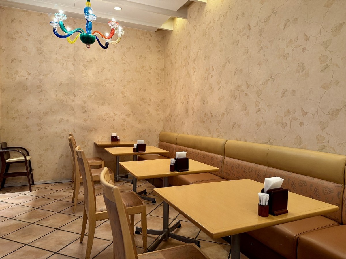 島根県出雲市にある『レストラン カメ―リア』の店内