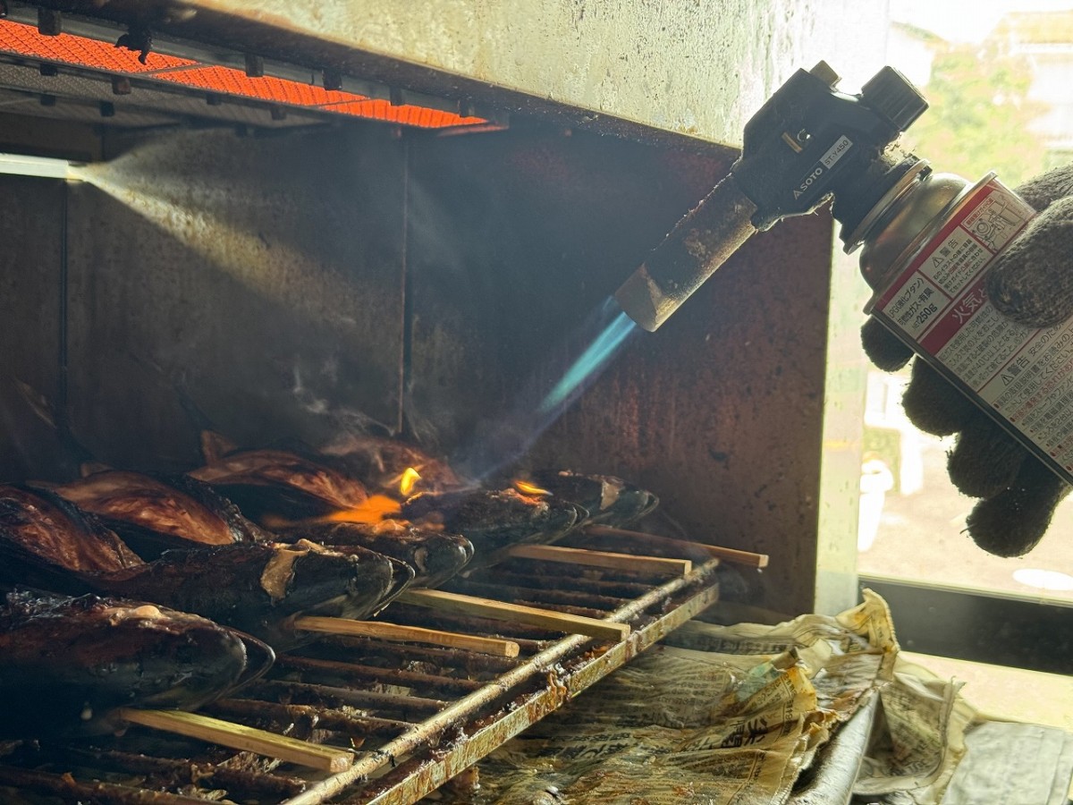 島根県雲南市にある焼きサバ専門店『藤原鮮魚店』の調理風景