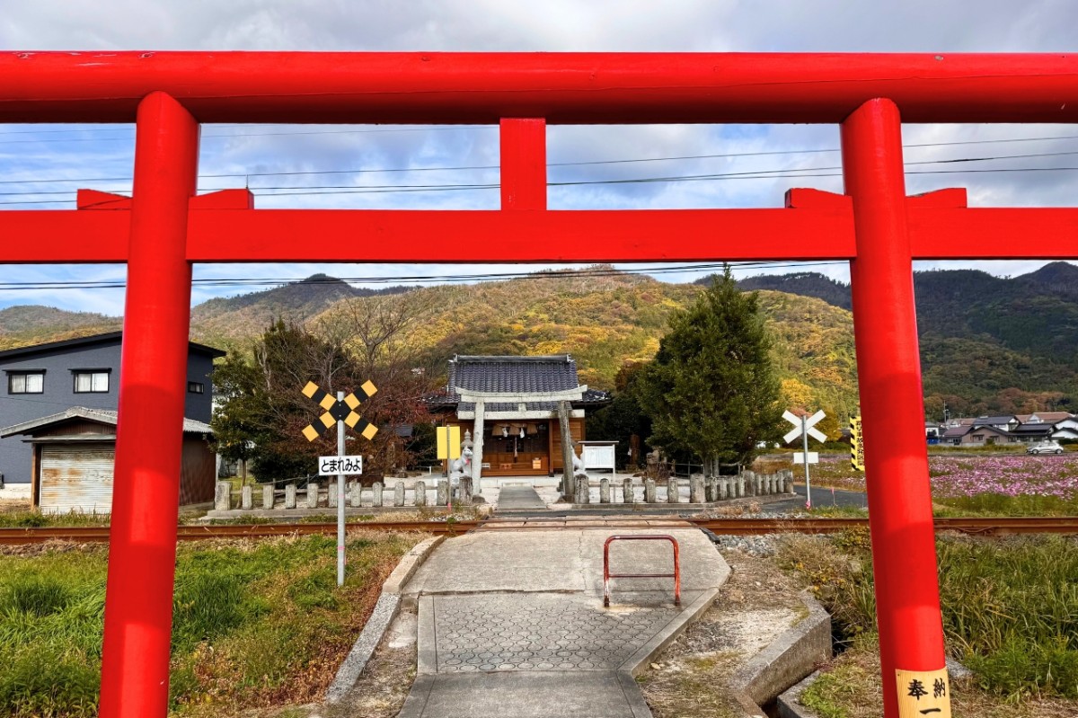 島根県出雲市にある『粟津稲生神社』参道の様子