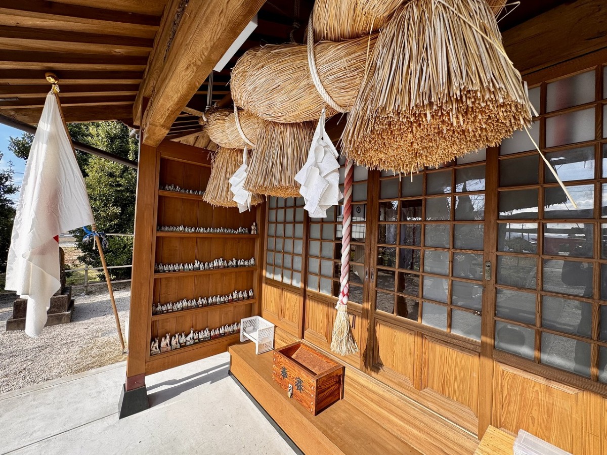 島根県出雲市にある『粟津稲生神社』の拝殿