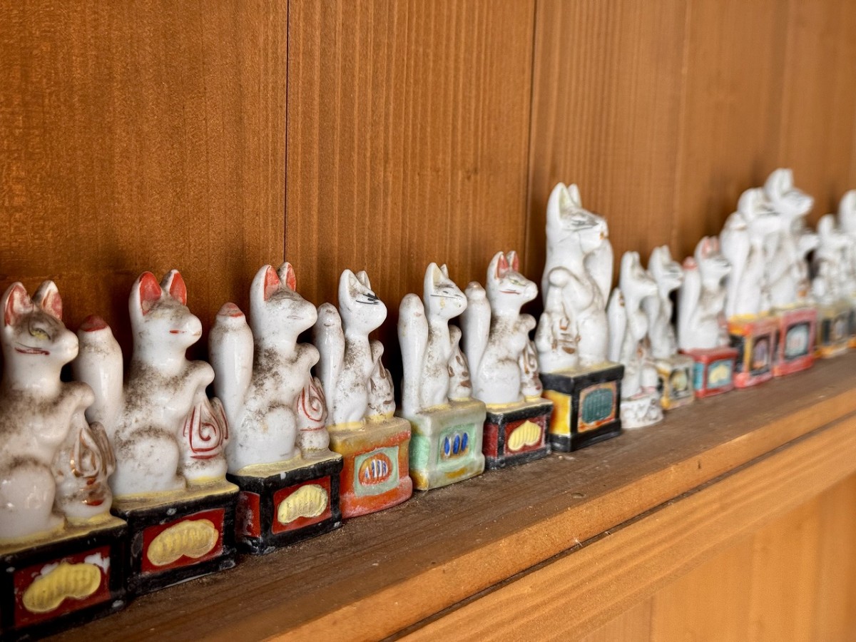 島根県出雲市にある『粟津稲生神社』に並ぶ狐