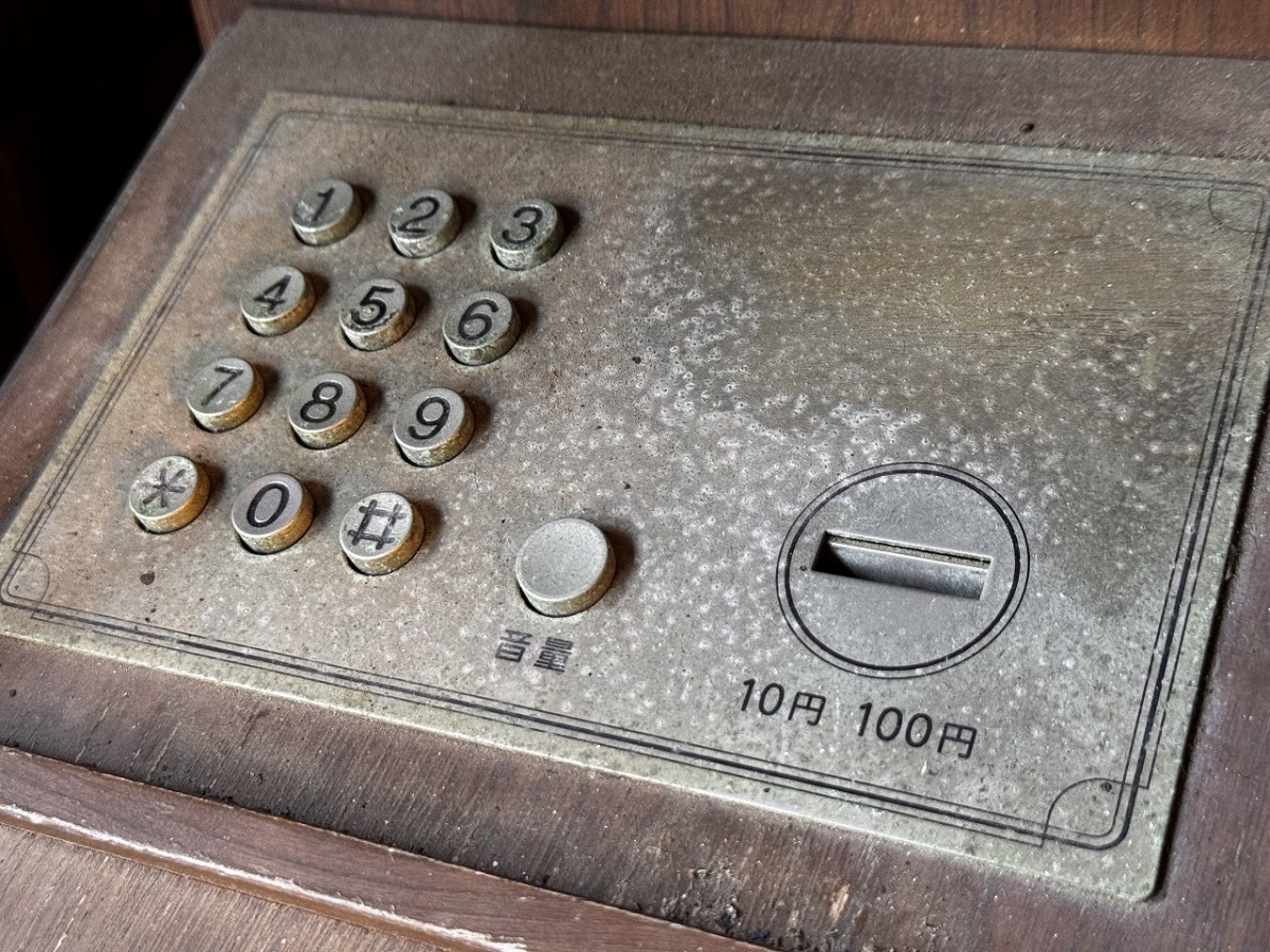 鳥取県倉吉市「白壁土蔵群」で見つけたレトロな電話