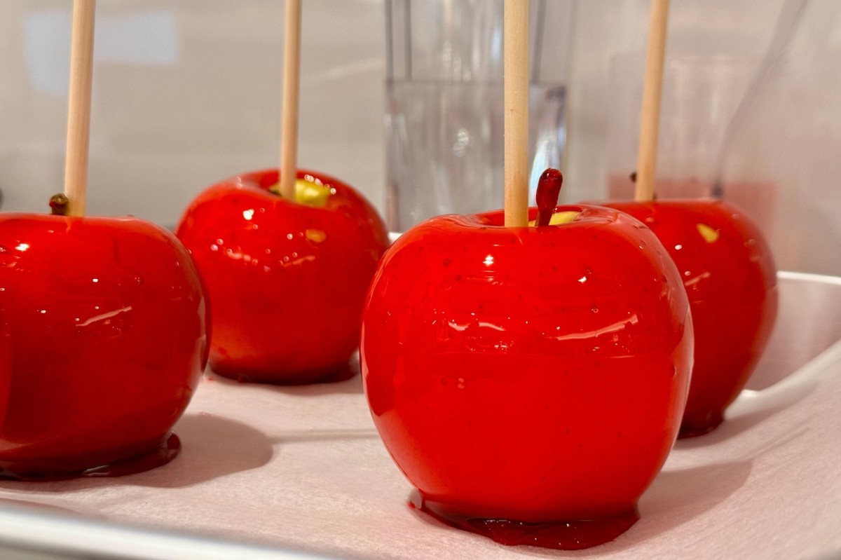島根県出雲市にあるりんご飴専門店『りんごのおもい』の調理風景